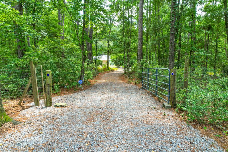 6313 Bears Bluff Rd, Wadmalaw Island, SC 29487