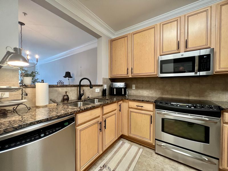 2244 Ashley Crossing Dr #338, Charleston, SC 29414
