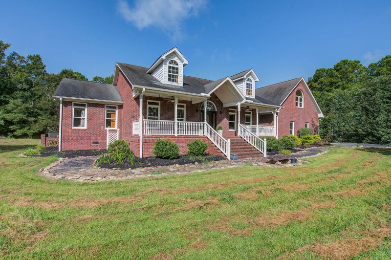 135 Brant Acres Ln, Bonneau, SC 29431