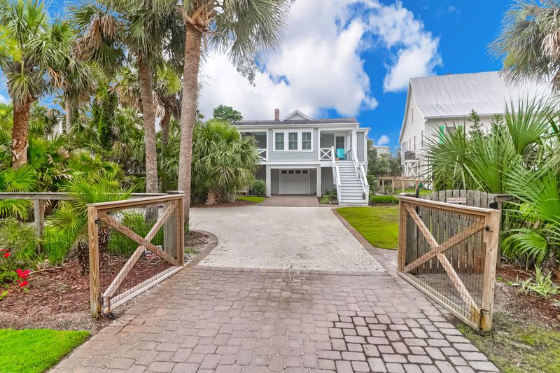 302 Charleston Blvd, Isle Of Palms, SC 29451
