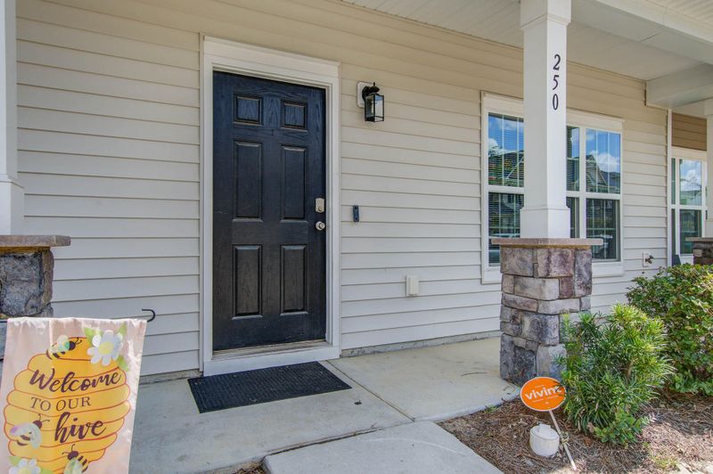 250 Swallowtail Ln, Goose Creek, SC 29445