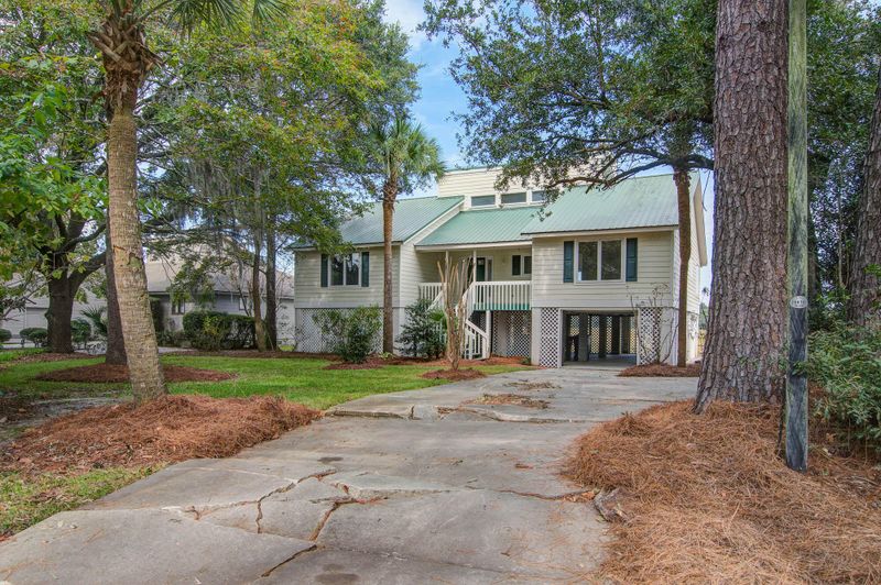 572 E Hobcaw Dr, Mount Pleasant, SC 29464