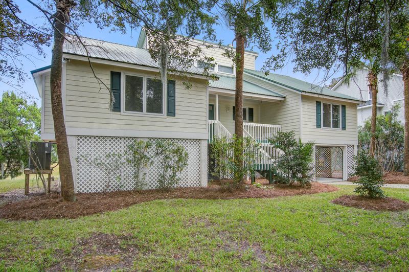572 E Hobcaw Dr, Mount Pleasant, SC 29464