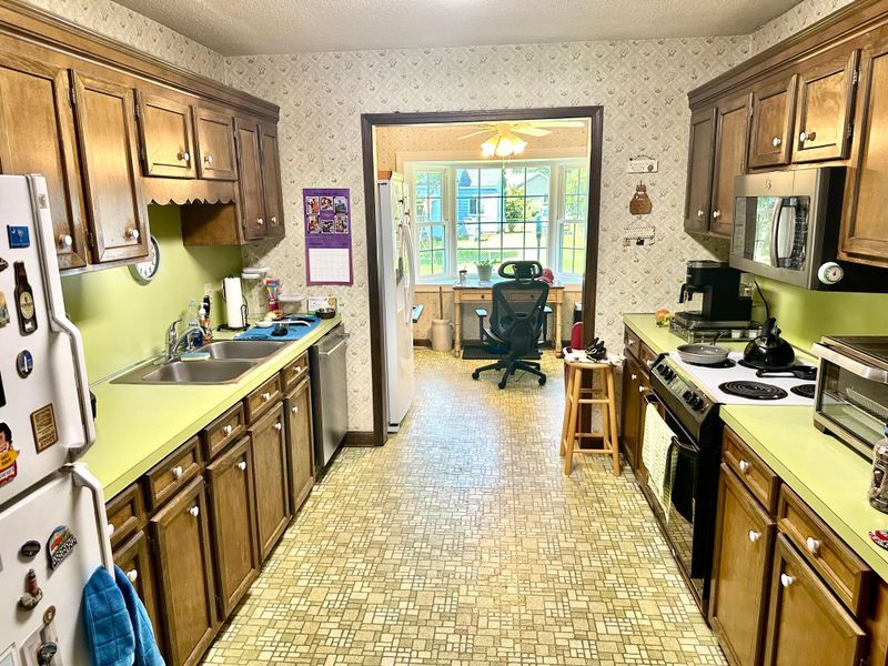 1240 Fort Dr, Hanahan, SC 29410