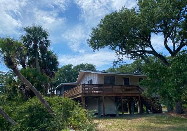 302 Jungle Rd, Edisto Beach, SC 29438
