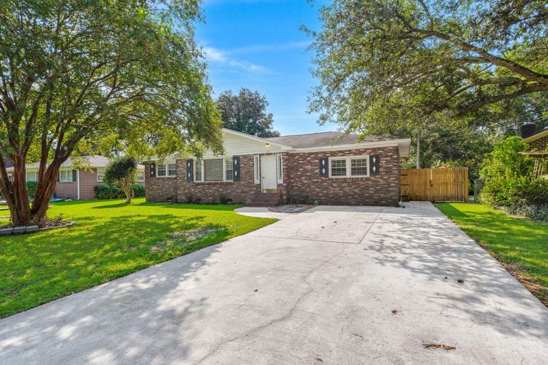 402 Hastie Dr, Goose Creek, SC 29445