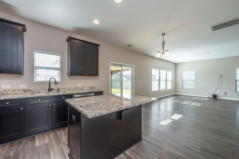 612 Zinnia Dr, Goose Creek, SC 29445