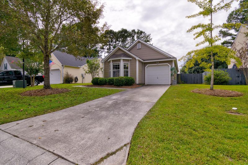 1379 Water Edge Dr, Charleston, SC 29492