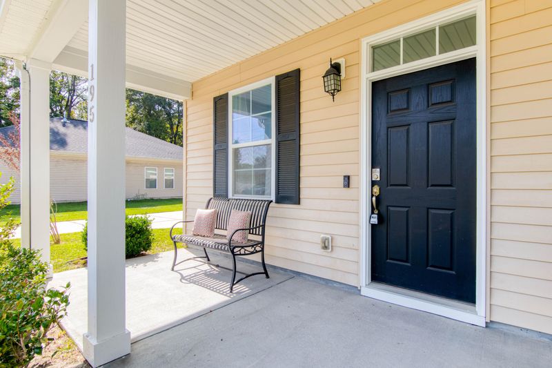 195 W Pine St, Summerville, SC 29485