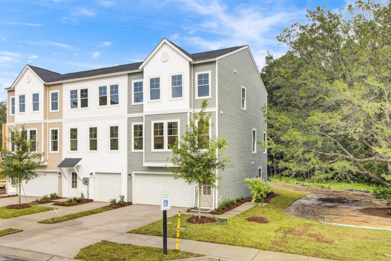 1041 Pettiford Pl, Hanahan, SC 29410
