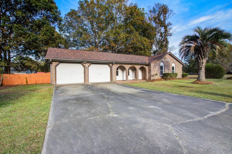 8142 Long Shadow Ln, North Charleston, SC 29406