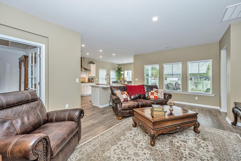 6040 Coral Berry Rd, Hanahan, SC 29410