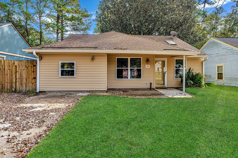 124 Robert Dr, Ladson, SC 29456