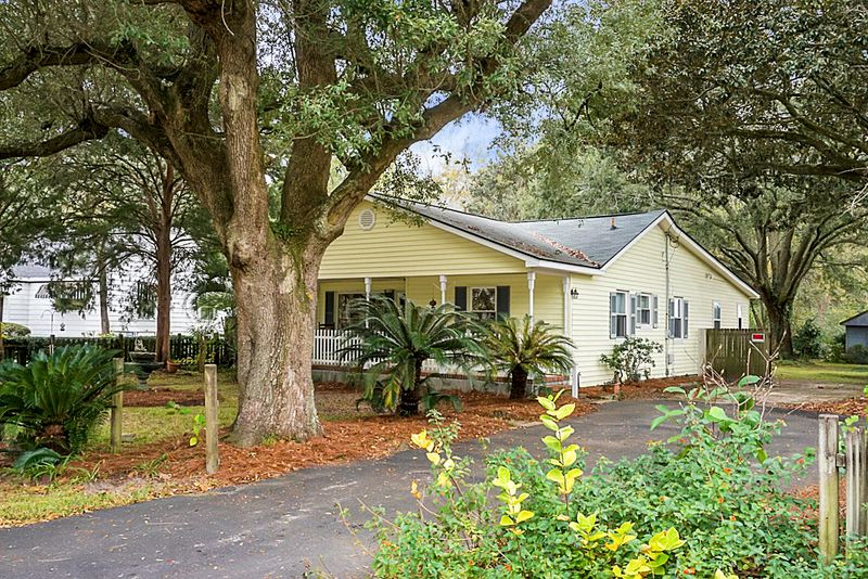 6949 Whitcomb Dr, North Charleston, SC 29406