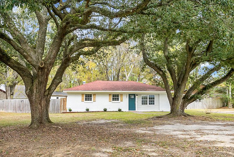 201 Hollywood Dr, Goose Creek, SC 29445