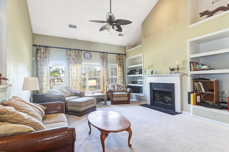 566 Ivy Cir, Charleston, SC 29414