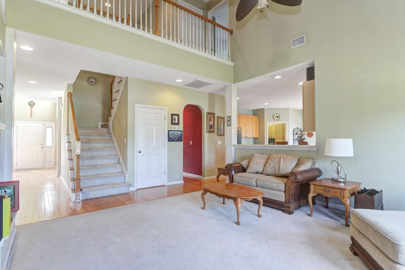 566 Ivy Cir, Charleston, SC 29414