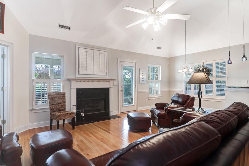 1054 Five Oaks Dr, Charleston, SC 29412