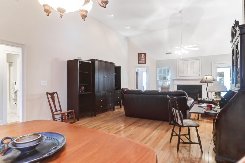 1054 Five Oaks Dr, Charleston, SC 29412