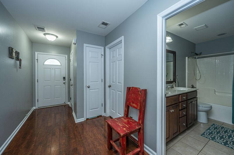102 Hyrne Dr, Goose Creek, SC 29445
