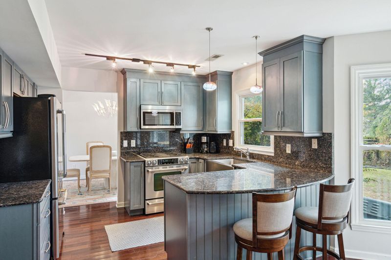 1707 W Sandcroft Dr, Charleston, SC 29407