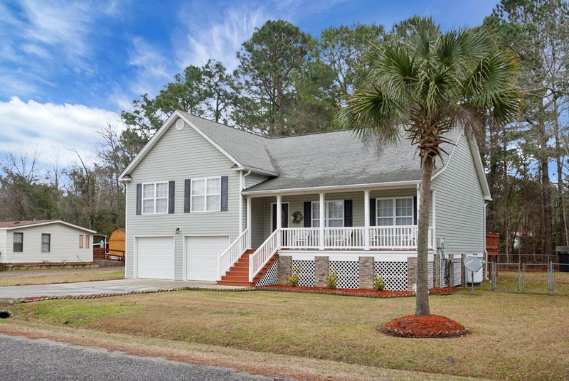 132 Dawsey Dr, Bonneau, SC 29431