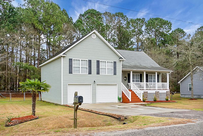 132 Dawsey Dr, Bonneau, SC 29431