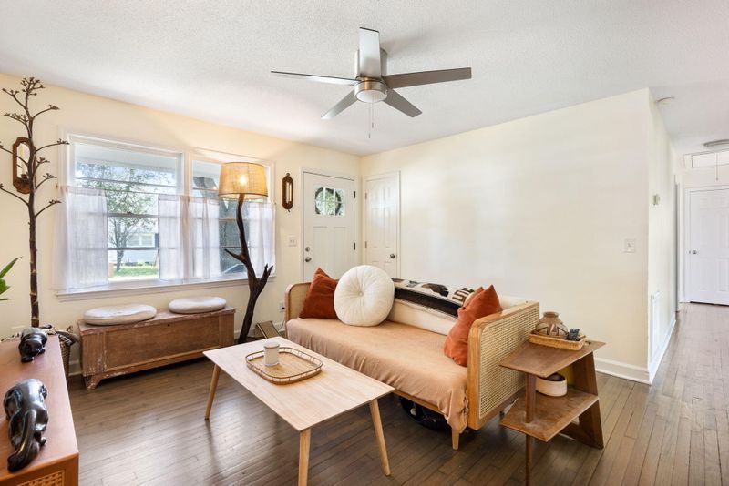 5813 Edinburgh Dr, Hanahan, SC 29410