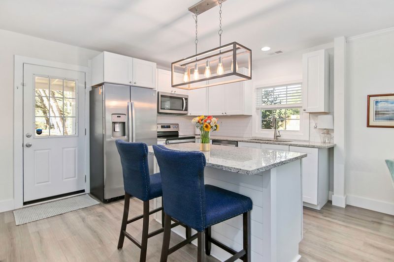 1556 Traywick Ave, Johns Island, SC 29455