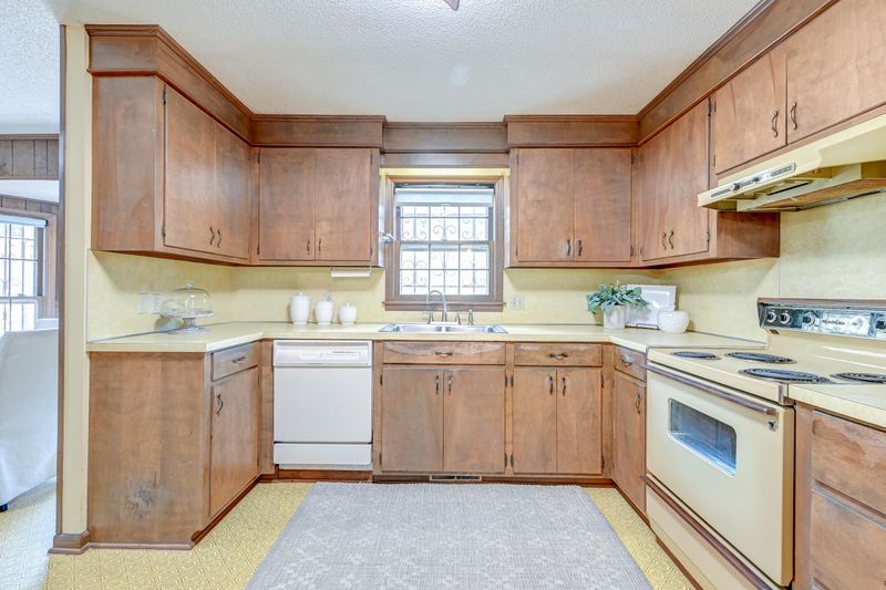 30 St Augustine Dr, Charleston, SC 29407