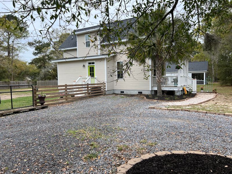 915 Ralph Nesbit Rd, Awendaw, SC 29429