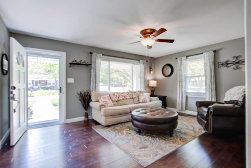 5918 Oak St, Hanahan, SC 29410