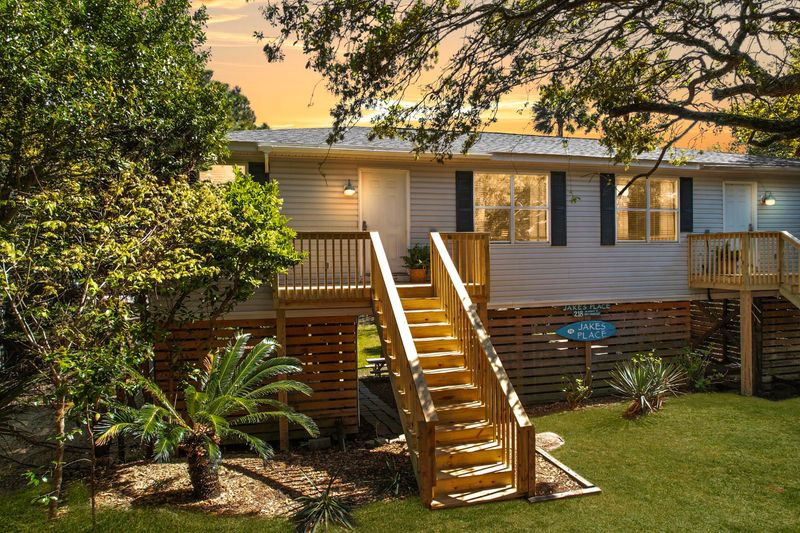 218 W Ashley Ave, Folly Beach, SC 29439