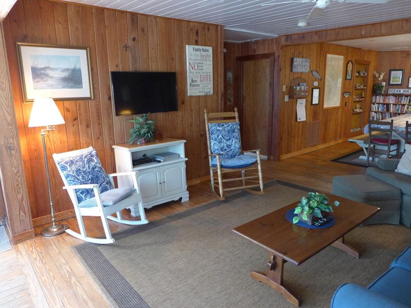 607 Palmetto Blvd, Edisto Island, SC 29438