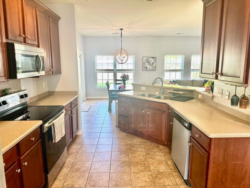 7333 Brown Thrasher Ct, Hanahan, SC 29410