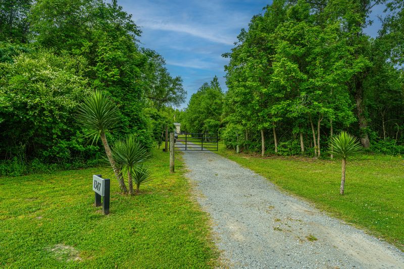 1347 Mandella Rd, Bonneau, SC 29431