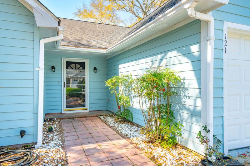 121 Knightsbridge Dr, North Charleston, SC 29418