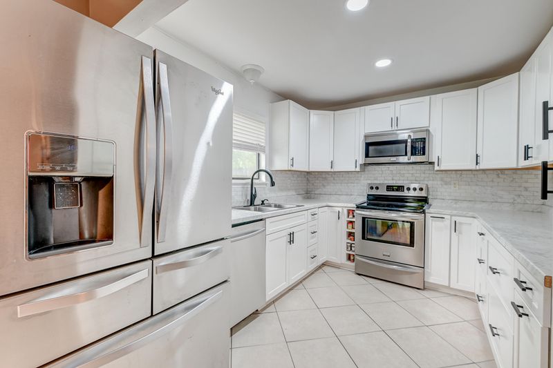 303 Canaberry Cir, Summerville, SC 29483