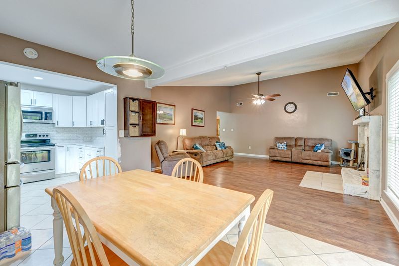 303 Canaberry Cir, Summerville, SC 29483