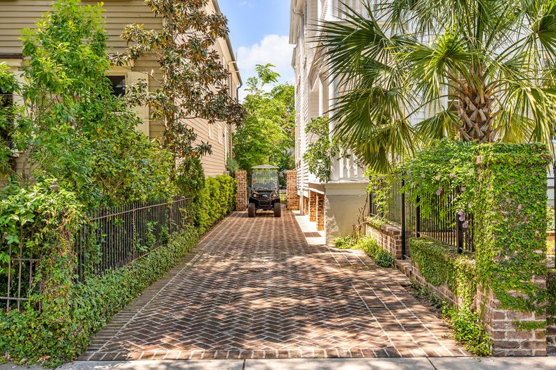 13 Logan St, Charleston, SC 29401