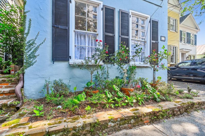 11 West St #A, Charleston, SC 29401