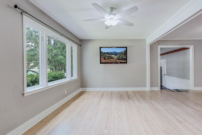 1205 Valley Dr, Hanahan, SC 29410