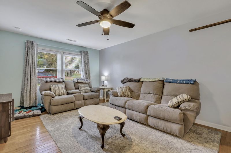 1245 Redeemer Dr, Hanahan, SC 29410