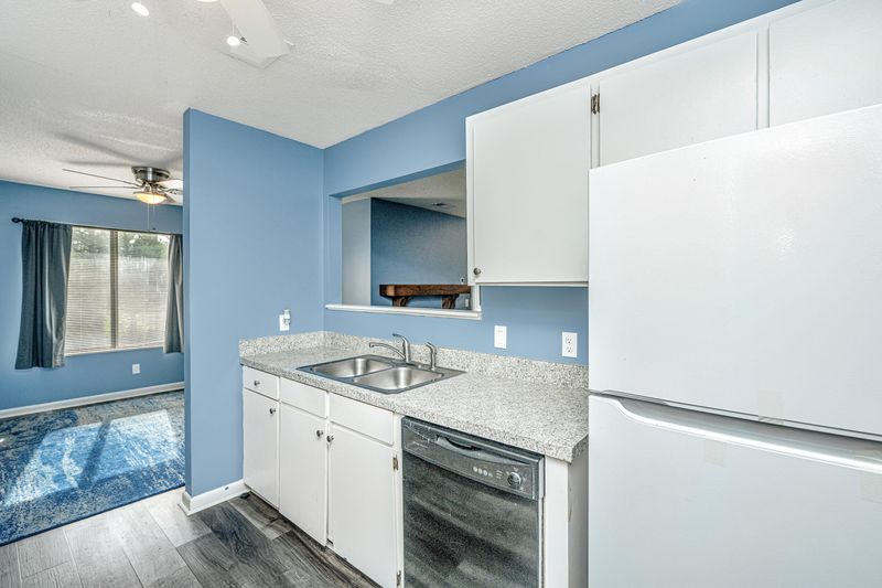 405 Greencastle Dr, Goose Creek, SC 29445