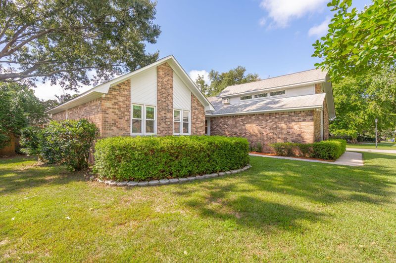 1873 Sandcroft Dr, Charleston, SC 29407