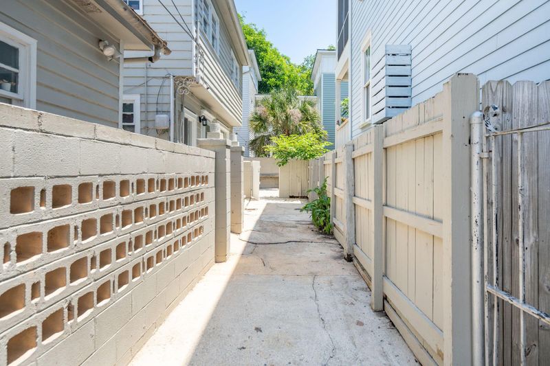 76 America St, Charleston, SC 29403