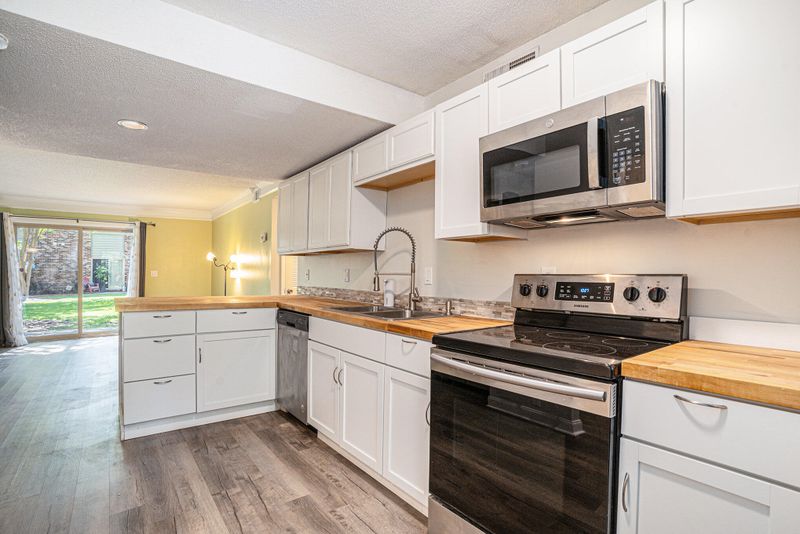 105 Andrea Ln, Hanahan, SC 29410