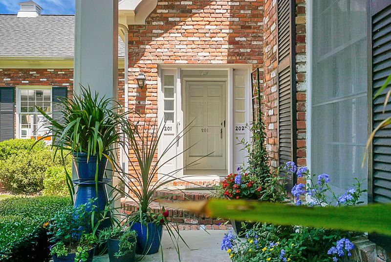 201 Woodlake Dr, Summerville, SC 29485
