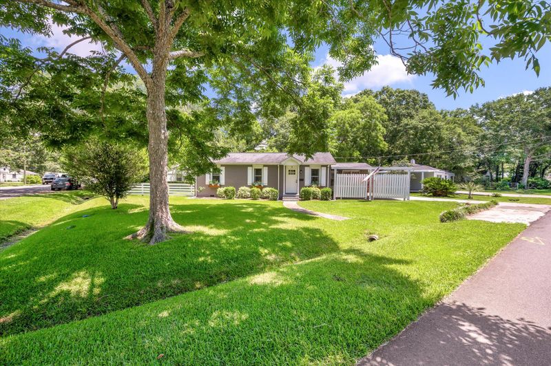8 Paula Dr, Charleston, SC 29407