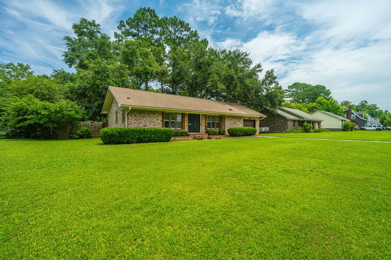 100 Maple Dr, Summerville, SC 29485